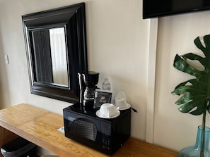 Escritorio, espacio para trabajar con laptop y wifi gratis