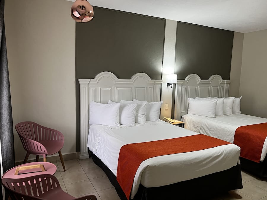 Dobbeltrom – standard, 2 queensize-senger | Skrivebord, skrivebord for bærbar PC, wi-fi (inkludert) og sengetøy