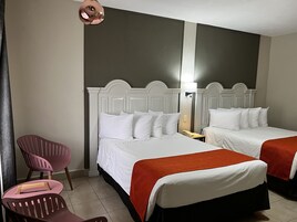 Escritorio, espacio para trabajar con laptop y wifi gratis