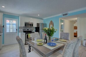2 bedroom units have 6 person dining tables and the 1 bedroom units have the same table but seats 4 people. - Lulu's Key House | Sleeps 20 | Walk to Beach (Siesta Key)
