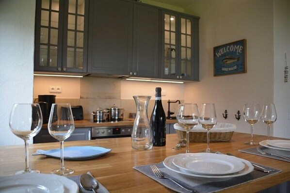 Fridge, oven, stovetop, dishwasher - Chiemsee Appartement "Beachhouse" für 1-3 Personen (56 qm, EG) (Bernau am Chiemsee)