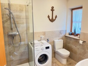Dusche, Haartrockner, Handtücher