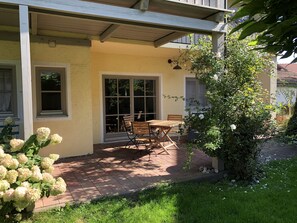 Outdoor dining - Chiemsee Herzerl-Chalet für 1-4 Personen (73 qm, EG) (Bernau am Chiemsee)