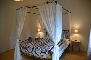 1 bedroom, internet, bed sheets - Chiemsee Herzerl-Chalet für 1-4 Personen (73 qm, EG) (Bernau am Chiemsee)