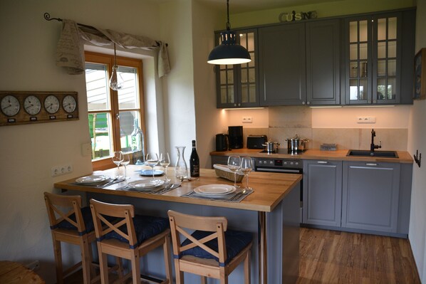 Fridge, oven, stovetop, dishwasher - Chiemsee Herzerl-Chalet für 1-4 Personen (73 qm, EG) (Bernau am Chiemsee)