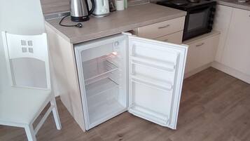 KĂŒhlschrank, Ofen, Toaster, Kochgeschirr/Geschirr/Besteck