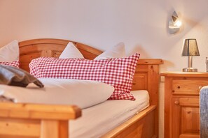 1 bedroom, internet, bed sheets