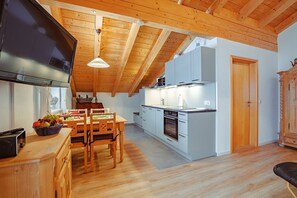 Fridge, microwave, oven, stovetop - Exclusive Wiesenblick vacation apartment with balcony (Reit im Winkl)