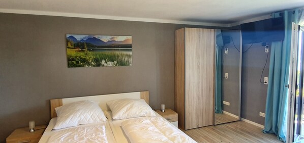 1 bedroom, bed sheets