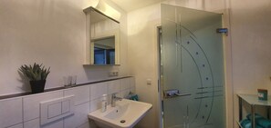 Bathtub, hair dryer, towels