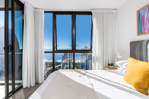 Modern 2BR Broadbeach - Ocean & Hinterland Views
