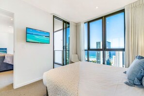 2 bedrooms, iron/ironing board, travel crib, WiFi - Modern 2BR Broadbeach - Ocean & Hinterland Views (Broadbeach)