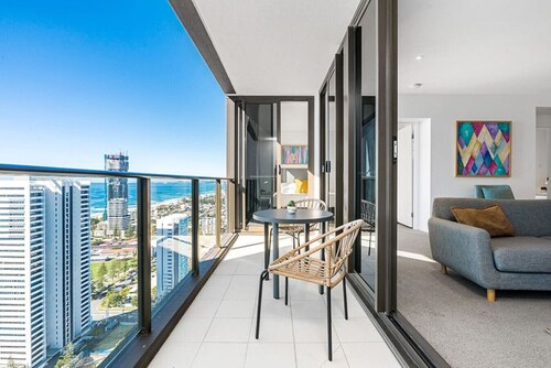 Modern 2BR Broadbeach - Ocean & Hinterland Views