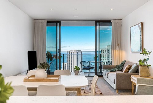 Modern Broadbeach Apartment With Amazing Views