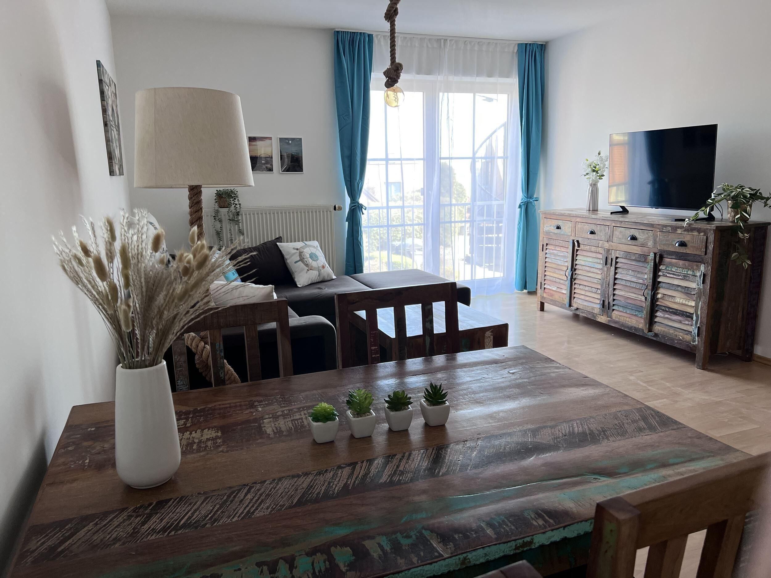 Schöner offener und heller Wohnbereich mit gemütlichem Sofa, Essbereich und Küchenzeile...