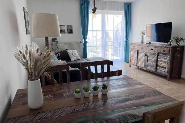 Schöner offener und heller Wohnbereich mit gemütlichem Sofa, Essbereich und Küchenzeile...