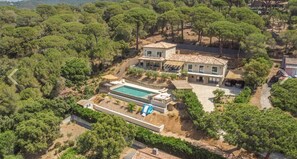 A two-story house with a swimming pool, surrounded by dense trees. - GIGARO PENINSULA OF SAINT TROPEZ, VILLA WITH OCEAN VIEWS, BEACH WITHIN WALKING DISTANCE. PRIVATE VILLA (La Croix-Valmer)