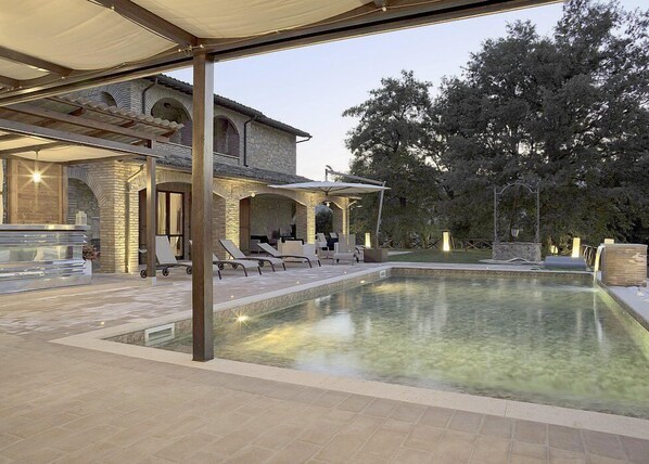 Pool - Villa Lucinda: An elegant and welcoming two-story villa situated in a quiet location, surrounded by a wonderful garden, with Free WI-FI. (Valtopina)