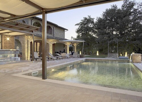 Villa Lucinda: An elegant and welcoming two-story villa situated in a quiet location, surrounded by a wonderful garden, with Free WI-FI.