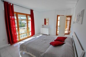 3 chambres, fer et planche à repasser, Wi-Fi, draps fournis