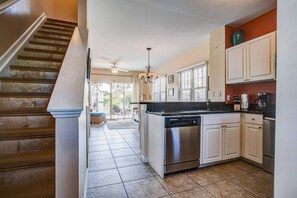 Refrigerador, microondas, lavavajillas y cafetera y tetera 