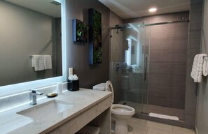 Dusche, Haartrockner, Handtücher, Seife