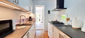 Jääkaappi, mikroaaltouuni, uuni, liesi