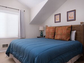 3 bedrooms, desk, iron/ironing board, free WiFi