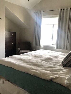 3 habitaciones, escritorio, tabla de planchar con plancha y wifi gratis 