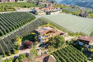 Exterior - Apartment "Feldhof Golden Delicious" with Saltwater Pool, Panoramic Lawn and Balcony (Kuens bei Meran)