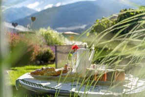 Outdoor dining - Apartment "Feldhof Golden Delicious" with Saltwater Pool, Panoramic Lawn and Balcony (Kuens bei Meran)