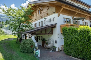 Un bâtiment de style chalet traditionnel, sur lequel on peut lire l’inscription « Feldhof Apartments Chalet ».