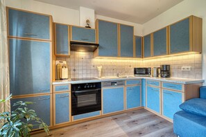 ثلاجة، ميكروويف، فرن، موقد طهي مسطح