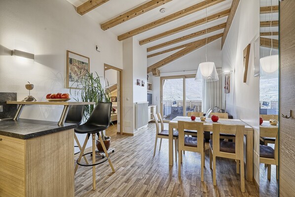 Dining - Apartment "Feldhof Apfeltraum" with Saltwater Pool, Panoramic Lawn and Balcony (Kuens bei Meran)