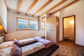 2 bedrooms, iron/ironing board, free WiFi, bed sheets - Apartment "Feldhof Apfeltraum" with Saltwater Pool, Panoramic Lawn and Balcony (Kuens bei Meran)