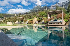 Pool - Apartment "Feldhof Apfeltraum" with Saltwater Pool, Panoramic Lawn and Balcony (Kuens bei Meran)