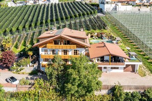 Exterior - Apartment "Feldhof Apfeltraum" with Saltwater Pool, Panoramic Lawn and Balcony (Kuens bei Meran)