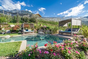 Pool - Apartment "Feldhof Apfeloase" with Saltwater Pool, Panoramic Lawn and Balcony (Kuens bei Meran)