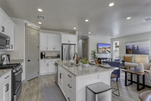 Refrigerador, microondas, horno y parrilla de estufa 