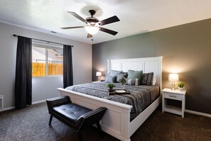 3 habitaciones, tabla de planchar con plancha, wifi y ropa de cama 