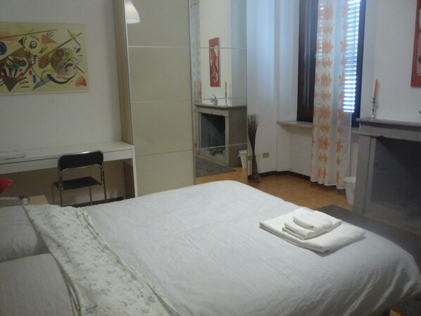 2 bedrooms, WiFi - Stanza spaziosa e luminosa nel centro storico di Parma (Parma)