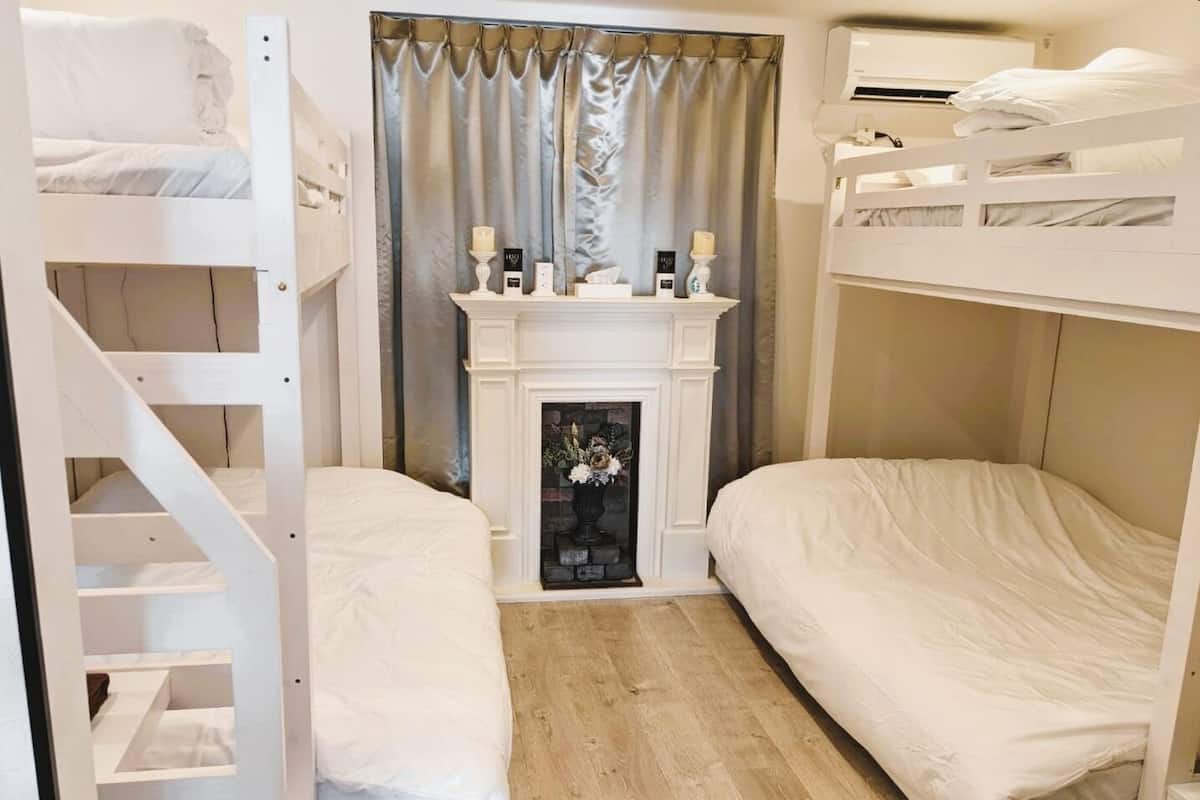 Grand Studio, 1 Bedroom, Non Smoking | Desk, laptop workspace, free WiFi, bed sheets
