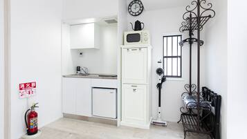 Economy Studio, Non Smoking | Private kitchen | Mini-fridge, microwave, stovetop, griddle