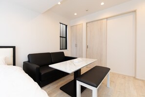 Studio Ekonomi, Bebas Asap Rokok | Makan di kamar