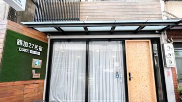 Vista frontal de la propiedad