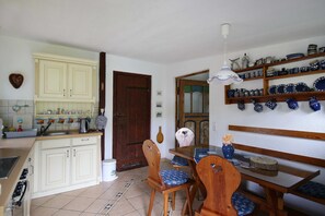 Køleskab, ovn, opvaskemaskine, højstol