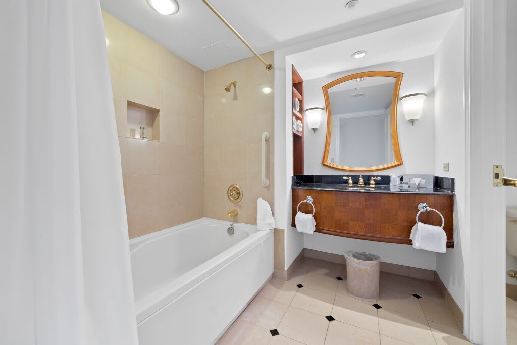 Combined shower/tub, free toiletries, hair dryer, towels