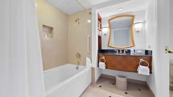 Combined shower/tub, free toiletries, hair dryer, towels