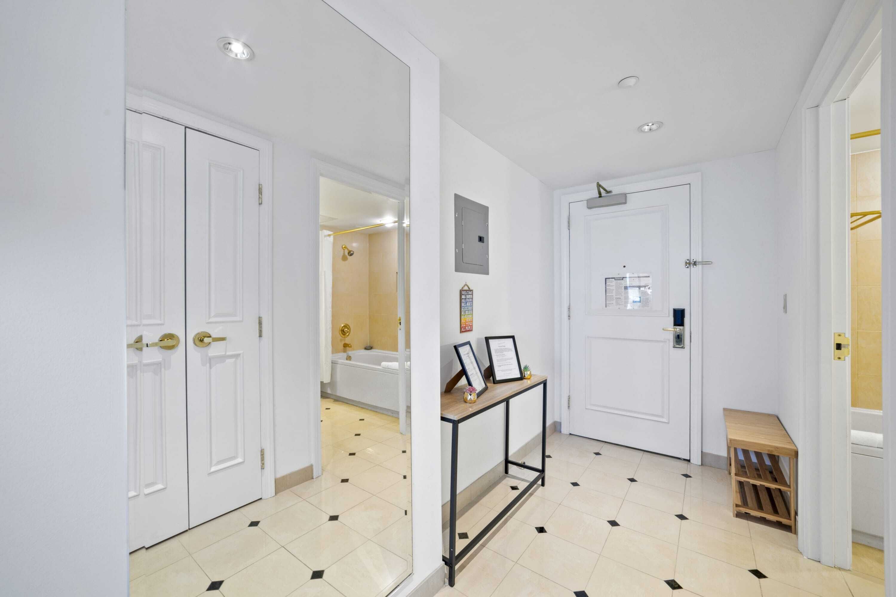 Studio (1 Bedroom) | Bathroom | Combined shower/tub, free toiletries, hair dryer, towels