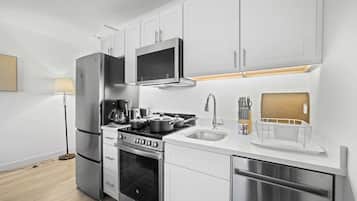 Studio (1 Bedroom) | Private kitchen